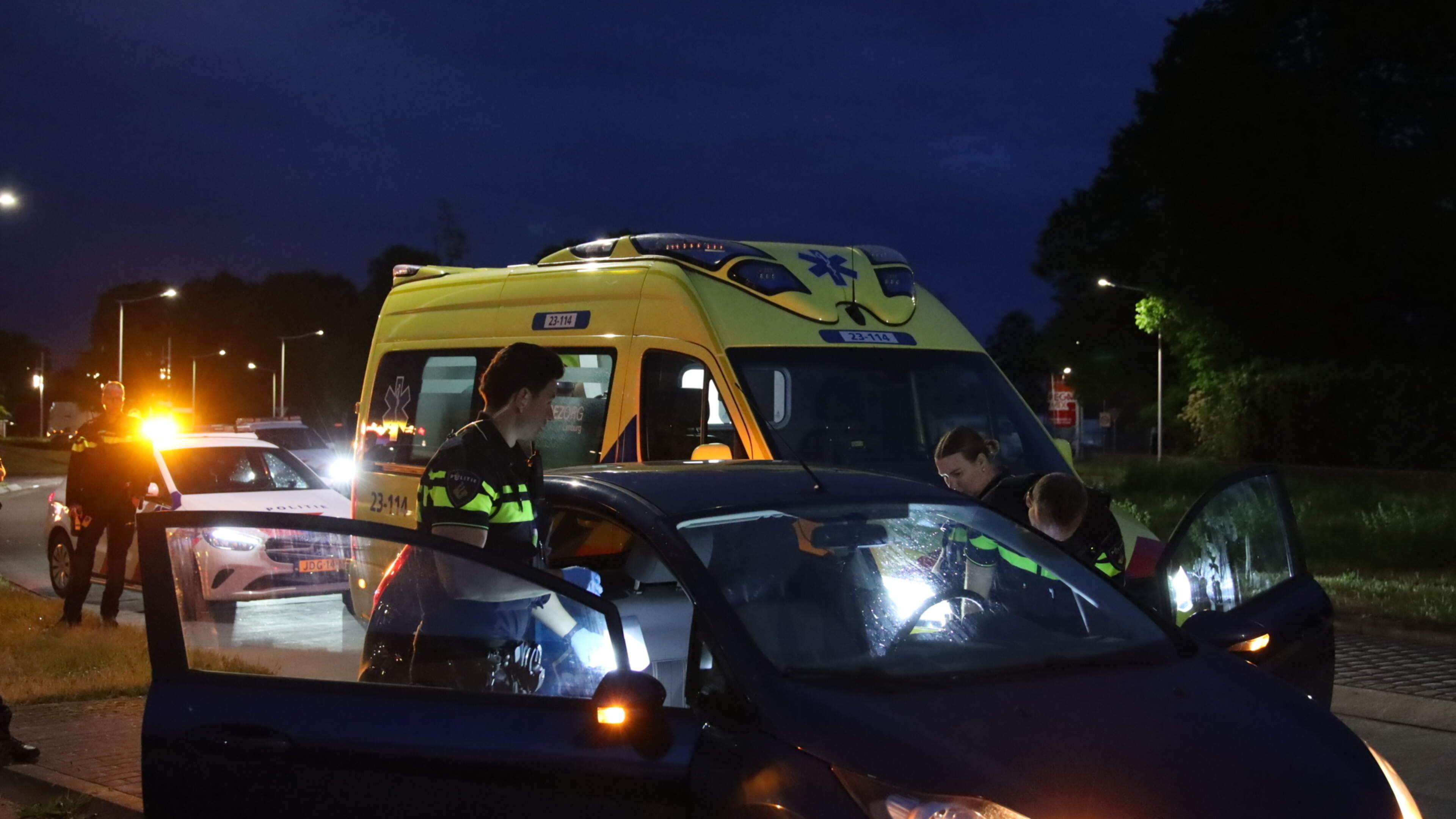 Auto botst op rotonde in Bergen, bestuurder naar ziekenhuis